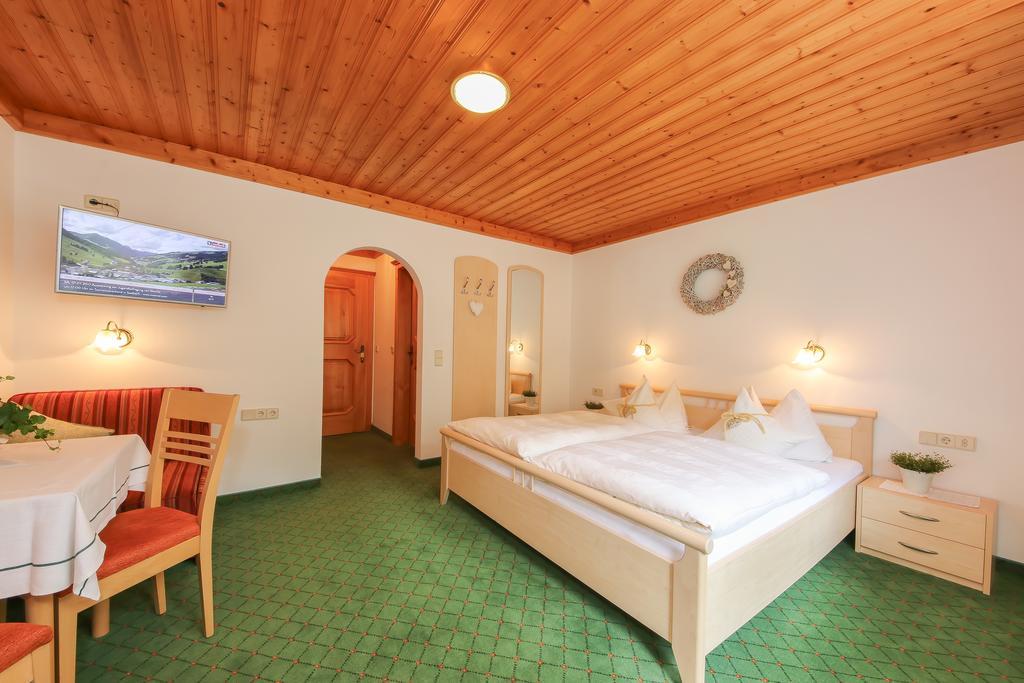 Haus Spieleck Bed and Breakfast Saalbach-Hinterglemm Buitenkant foto